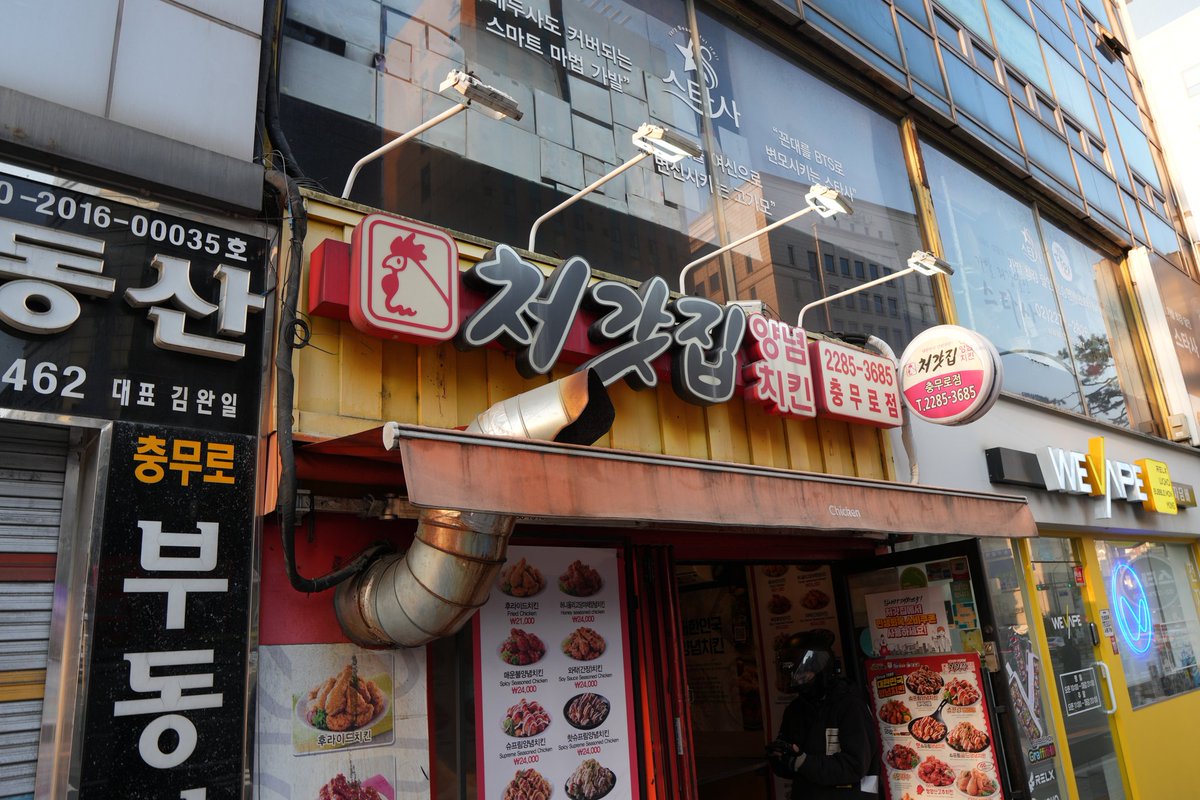 ソウルにきてます。ただの観光旅行なのにBTSの復活ライブと被っちゃって街中厳戒態勢。  ついてないなぁ