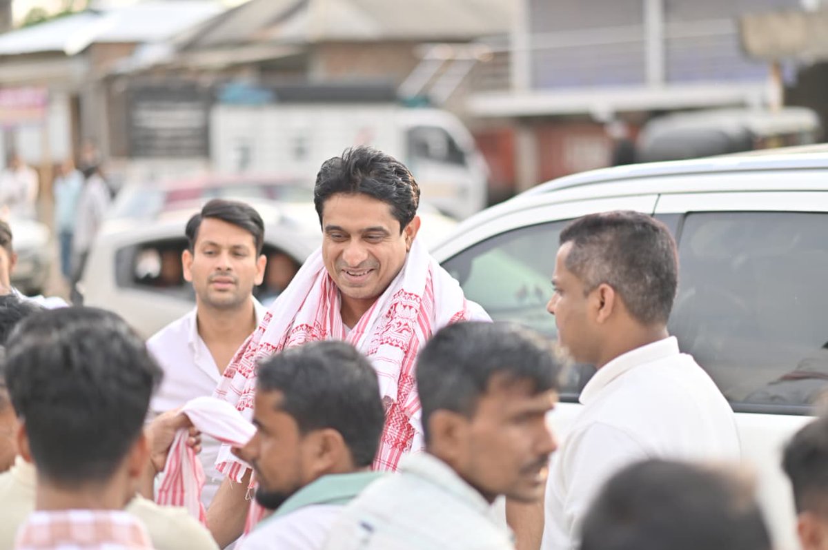 UdayBhanuIYC's tweet photo. अल्गापुर-काटलिचेरा विधानसभा से कांग्रेस प्रत्याशी और @IYCAssam अध्यक्ष जुबैर अनम मजूमदार जी के परिवार और क्षेत्र के सम्मानित लोगों से मुलाकात की।

असम की जनता के चेहरों पर बदलाव की चमक साफ दिख रही है। 
भाजपा के कुशासन से तंग आकर अब असम का हर नागरिक न्याय और प्रगति की ओर कदम बढ़ा रहा है।

परिवर्तन तय है🇮🇳