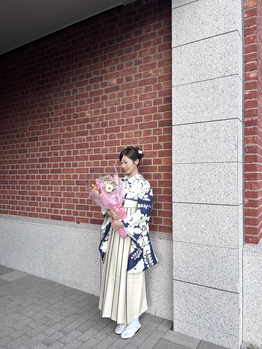 ___kkk___nnn's tweet photo. 大学卒業🎓💐 https://t.co/c9AiaiWw5d