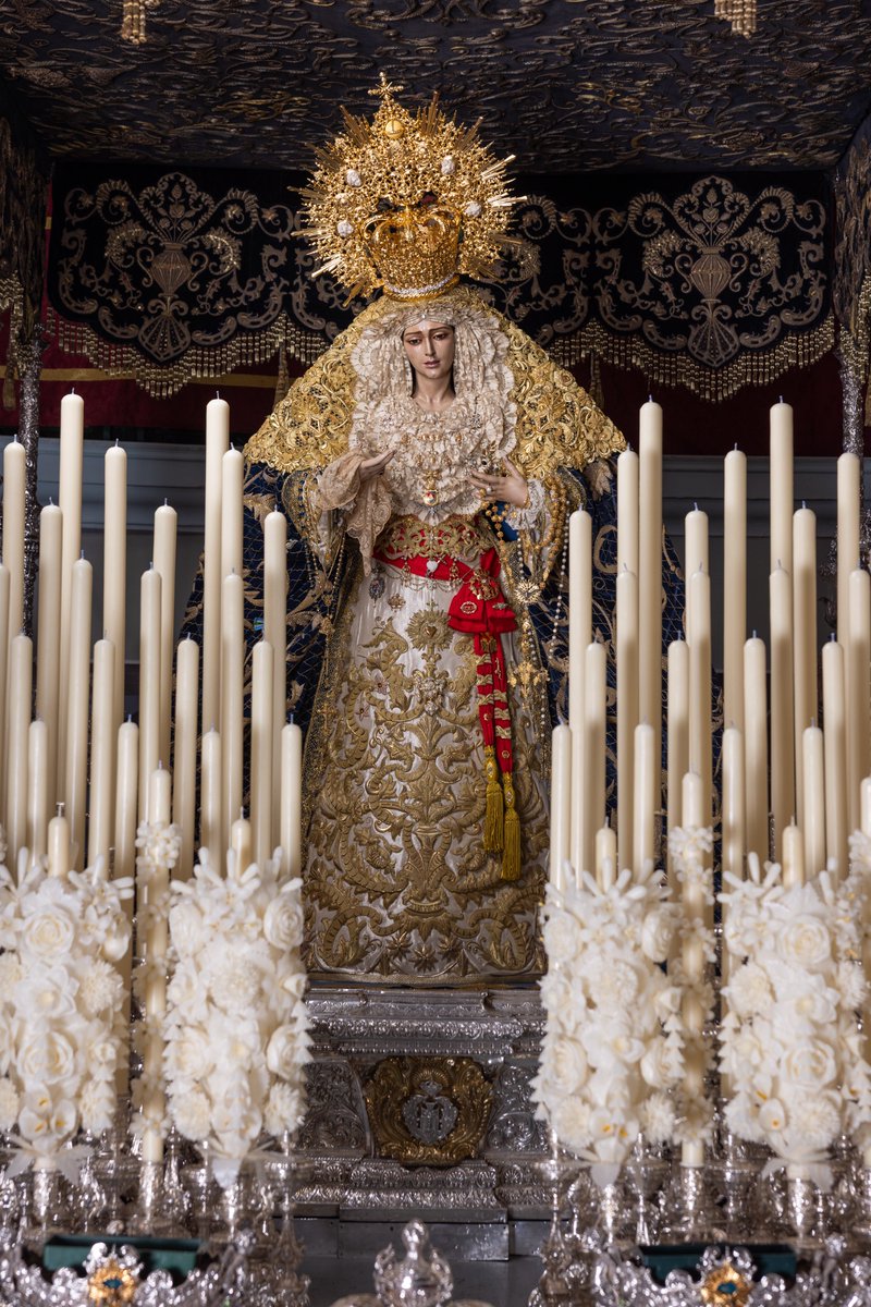 lacenademalaga's tweet photo. #ActualidadLaCena - María Santísima de la Paz ya se encuentra su trono procesional para el #JSSagradaCena2026.

La Santísima Virgen presenta dos estrenos: un encaje de blonda de seda del siglo XIX y un broche en forma de corazón blanco coronado y atravesado por un puñal, de joyería El Toisón, regalado por una de sus camareras.

📸@LMFotosCofrades

#CofradíasMLG