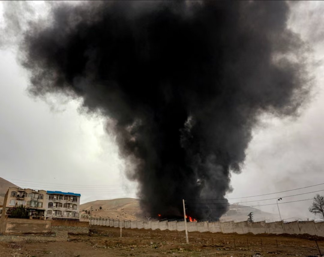 Y de fondo, una catástrofe climática que, prácticamente, cierra la ventana de la mitigación.

➡️ La guerra está agotando el presupuesto mundial de carbono más rápido que 84 países juntos.
➡️ Se emitieron 5 millones de toneladas de CO2 en solo 14 días.

theguardian.com/world/2026/mar…