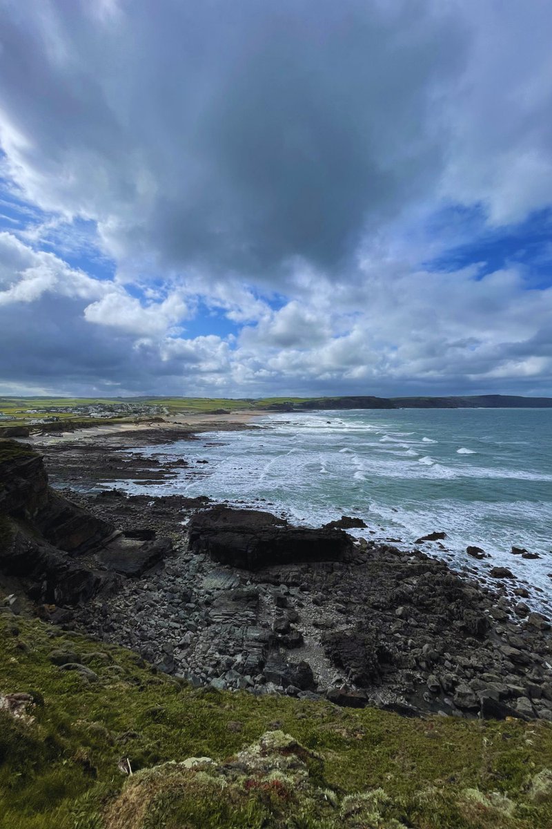 kernowcalm's tweet photo. From the cliff walk looking south over Widemouth Beach, a winter hike with sweeping Cornish coastal panorama for relaxation and mindfulness. Peaceful high vantage to save. 🏞️🌊
#nature #calm #peaceful #relaxation #mindfulness #serene #beach #cornwall #kernow #cliffs https://t.co/5yB7cvRAKw