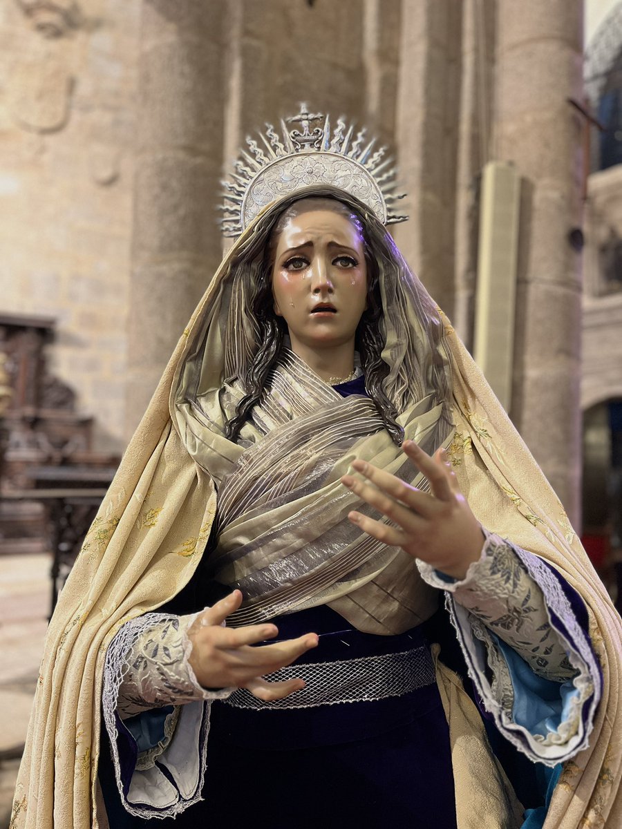 Hermanos, os presentamos la nueva imagen “María de Magdala” que se incorpora a la cofradía para salir en las estaciones penitenciales de la misma🖤❤️