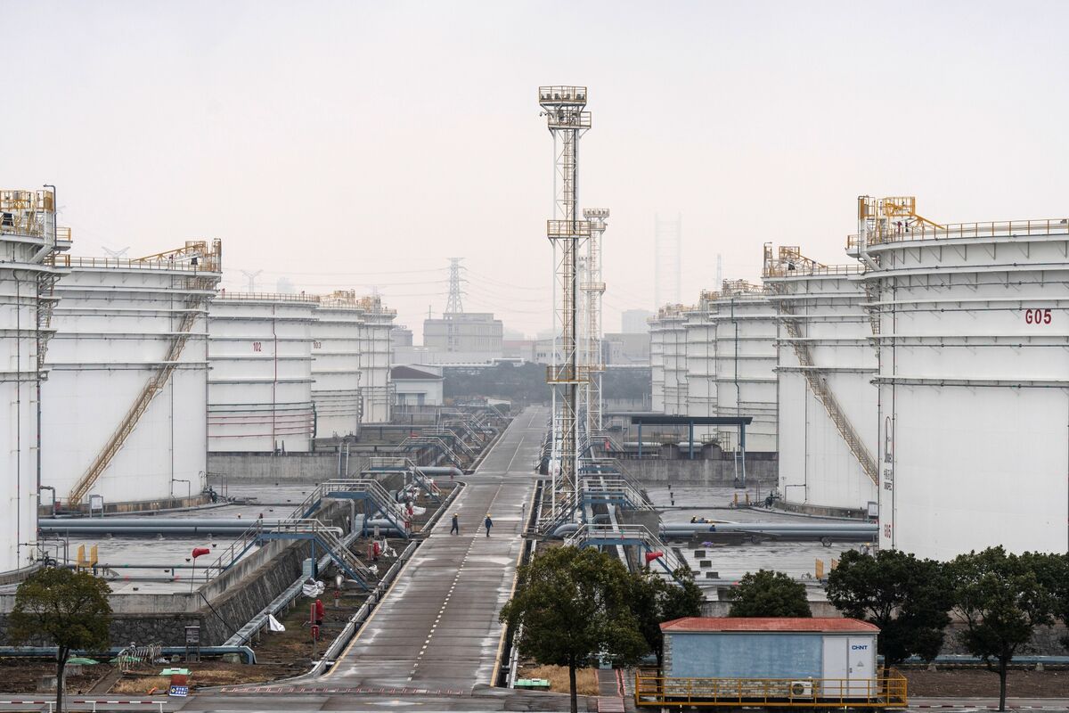ZRoss_FX's tweet photo. China’s largest oil refiner reported 34% net income drop in 2025 due to weak fuel demand and oversupply in chemicals, pressuring profit margins. https://t.co/sKpkK9PFva