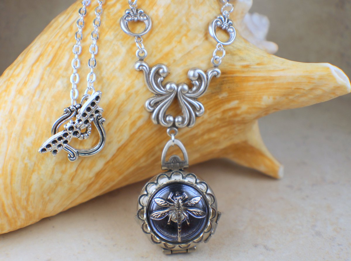 charsfavorite's tweet photo. Capture your memories in style with the Dragonfly Four Photo Locket in Silver—yours for just $75. Share your story beautifully! #JewelryDesign #MemoryKeeper

Shop Now https://t.co/xIKPeIkIUe https://t.co/KD8Kd0mLXz