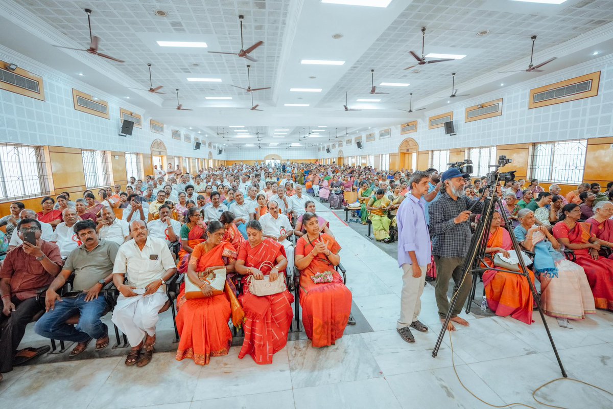 annamalai_k's tweet photo. இன்றைய தினம் கோவையில், தமிழ்நாடு கம்ம நாயுடு எழுச்சிப் பேரவை சார்பில் நடைபெற்ற, 16 ஆம் ஆண்டு தெலுங்கு யுகாதி பண்டிகை, ஶ்ரீ ரேணுகாதேவி திருக்கல்யாணம், ஶ்ரீ சுயம்வர கலா பார்வதி ஹோமம் என ஒருசேர நடைபெற்ற ஆன்மீக நிகழ்வுகளில் பங்கேற்று இறையருள் பெற்றதை எனக்கு கிடைத்த பாக்கியமாக கருதுகிறேன்.

பல காலமாக தமிழகத்தின் வளர்ச்சிக்கு வலுசேர்த்து, தொழில், வணிகம், வேளாண்மை என, உழைப்பின் உறவுகளாய் தமிழகத்திற்கு தோள் கொடுத்து துணை நிற்கும் நம் தெலுங்கு பேசும் சொந்தங்களோடு இந்நிகழ்வில் கலந்து கொண்டது மனதிற்கு மகிழ்ச்சி அளிக்கிறது.

கல்வியில் சிறக்க ஹயக்ரீவர் ஹோமம், தொழில் சிறக்க சுதர்சன ஹோமம், ஆரோக்கியம் பெருக தன்வந்திரி ஹோமம் என அனைத்து மக்களும் பயன்பெறும் வண்ணம் நடைபெற்ற இந்நிகழ்வில் கலந்து கொண்டு தமிழக மக்கள் அனைவரின் வாழ்விலும் நலமும், வளமும் பெருகி நிறைந்திட எல்லாம் வல்ல இறைவனை மனதார வேண்டிக்கொண்டேன்.

@balaji_utham