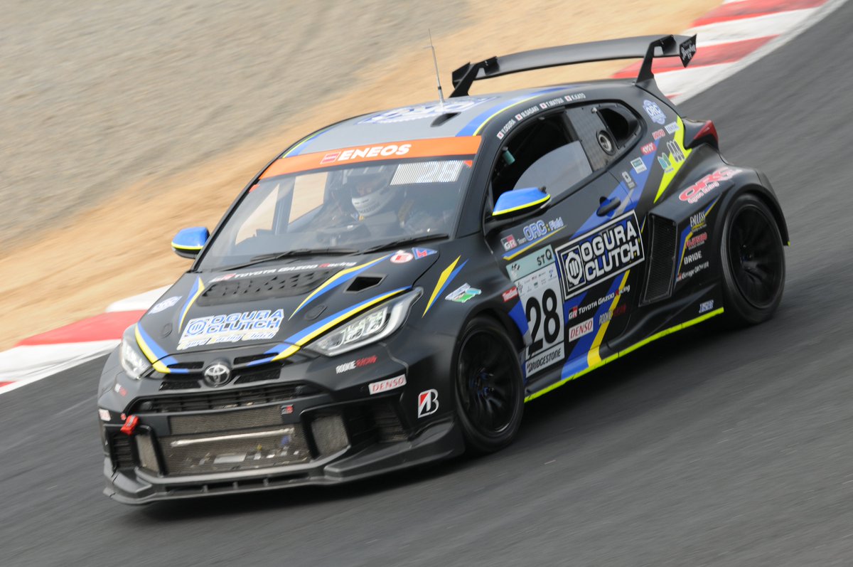 Vmyc0EkaSNNwZY1's tweet photo. #S耐
28号車　GR YARIS M Concept
リヤにエンジンがあるので、他のGRヤリスとは違って
リヤのフェンダーにダクトがあります。フロントのフェンダーも他の3台（#13、#104、#225）はAPPのフェンダーに対して膨らみのあるものに。 https://t.co/yZi0KJQK0G