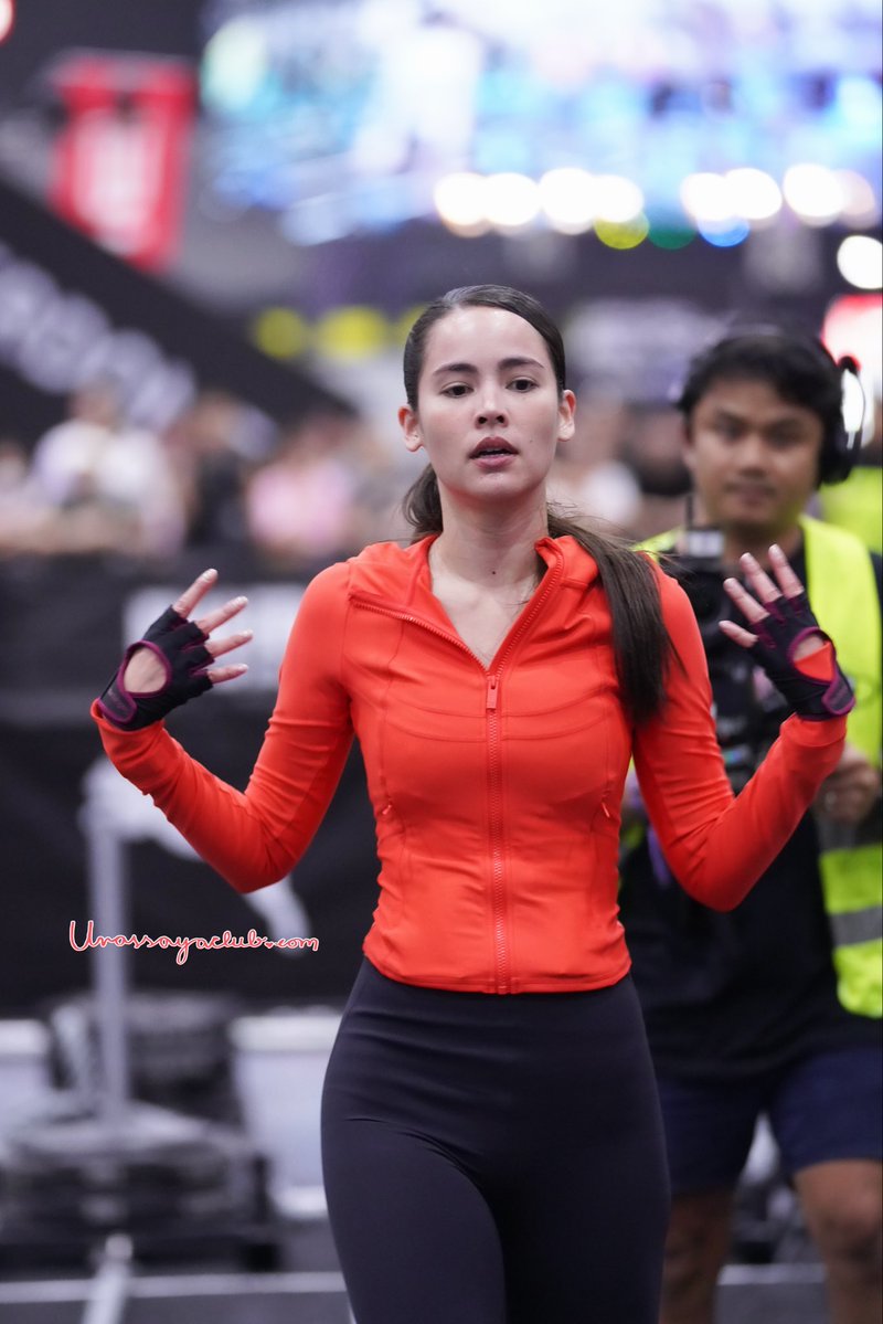 นักกีฬาคนเก่งกับการแข่งขัน HYROX BANGKOK 2026 ค่ะ ❤️😘

#HYROXTHA #urassayas #urassaya #urassayaclubdotcom #ญาญ่า