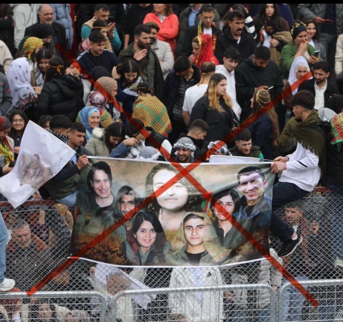 Pkk’lı terör it soyları sözde silah bırakmışlardı.?

Nevruz baharın habercisi ortak bayramdır, terör it başının ve Pkk’lı terör it Leş lerinin posterleriyle şow’a dönüştürülemez,

Pkk uzantısı Dem’in sözde Mv’leri, eş başkanları kravatlı ve etekli Terörist tirler.