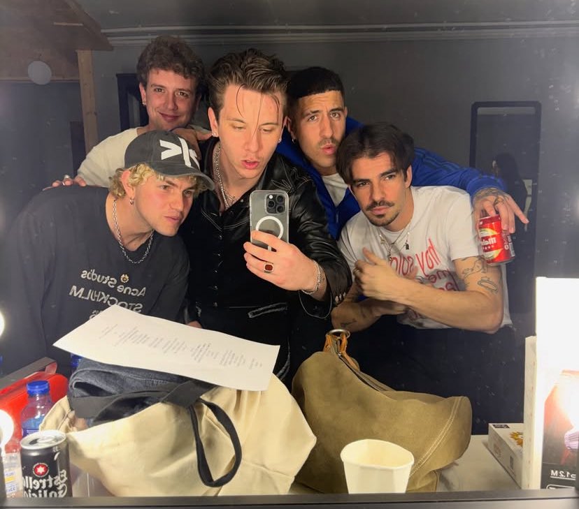 𝐚𝐢𝐧𝐡𝐨𝐚 𝐡𝐮𝐠𝐠𝐞𝐝 𝐦𝐚𝐫𝐭𝐢𝐧 💌 tweet media