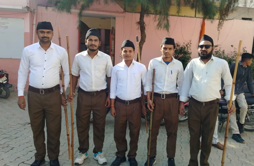 KPRana3's tweet photo. विश्व का सबसे बड़ा संघ 

आज मीरगंज में राष्ट्रीय स्वयंसे��क संघ (RSS) के द्वारा आयोजित पथ संचलन में भाग लेकर राष्ट्र के हित में एक कदम आगे बढ़ाकर स्वयं को गौरवान्वित महसूस किया। https://t.co/OT4zGyNRPY