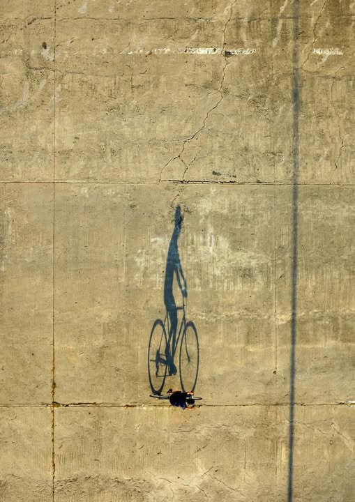 La belleza de las sombras.
📷Ry Rực Rỡ 
(Para Street Photography)