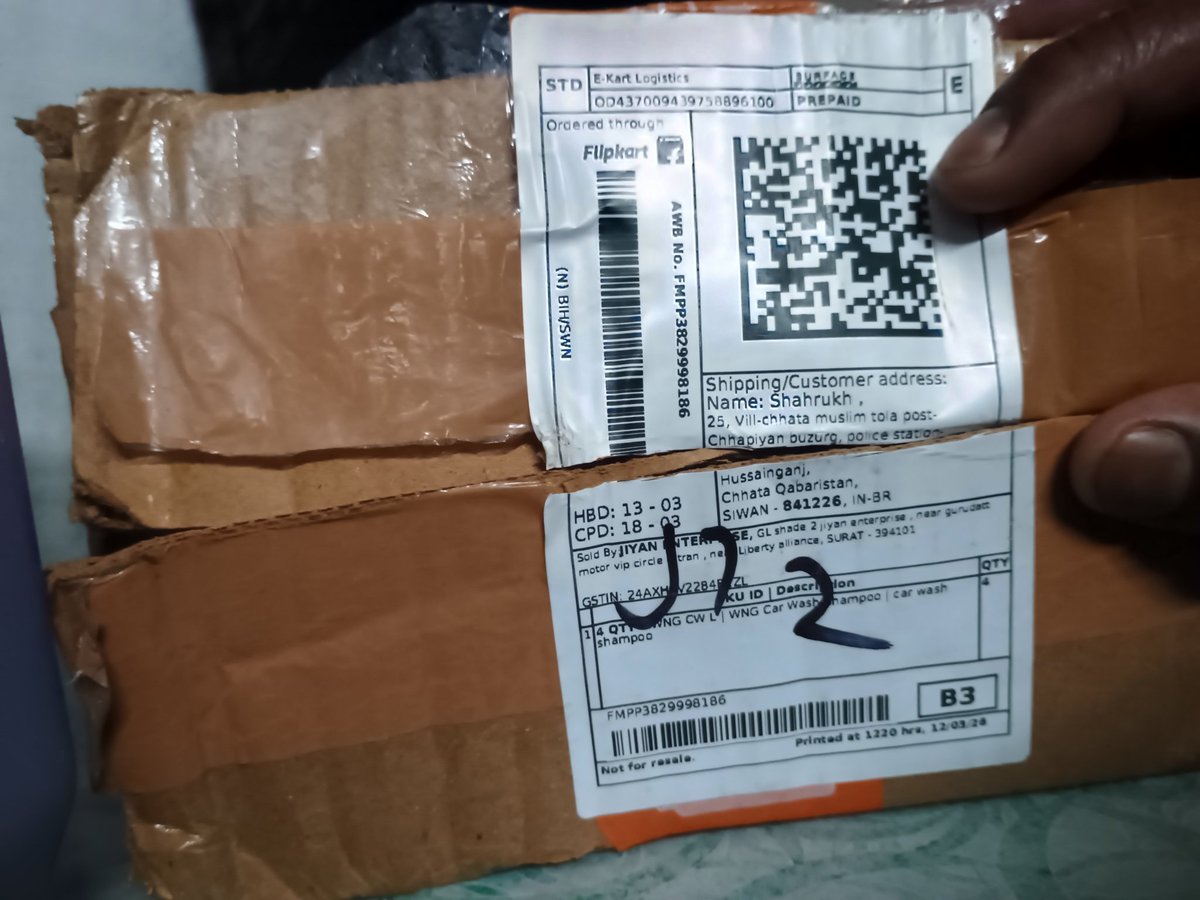 AzimushanA's tweet image. ordered 4 items but received only 1, and that too in a halted/partially packed condition. tried to reach customer care but no support window is showing in app. very disappointing. please resolve asap. order id: OD437009439758896100.  #flipkart #Flipkartscam