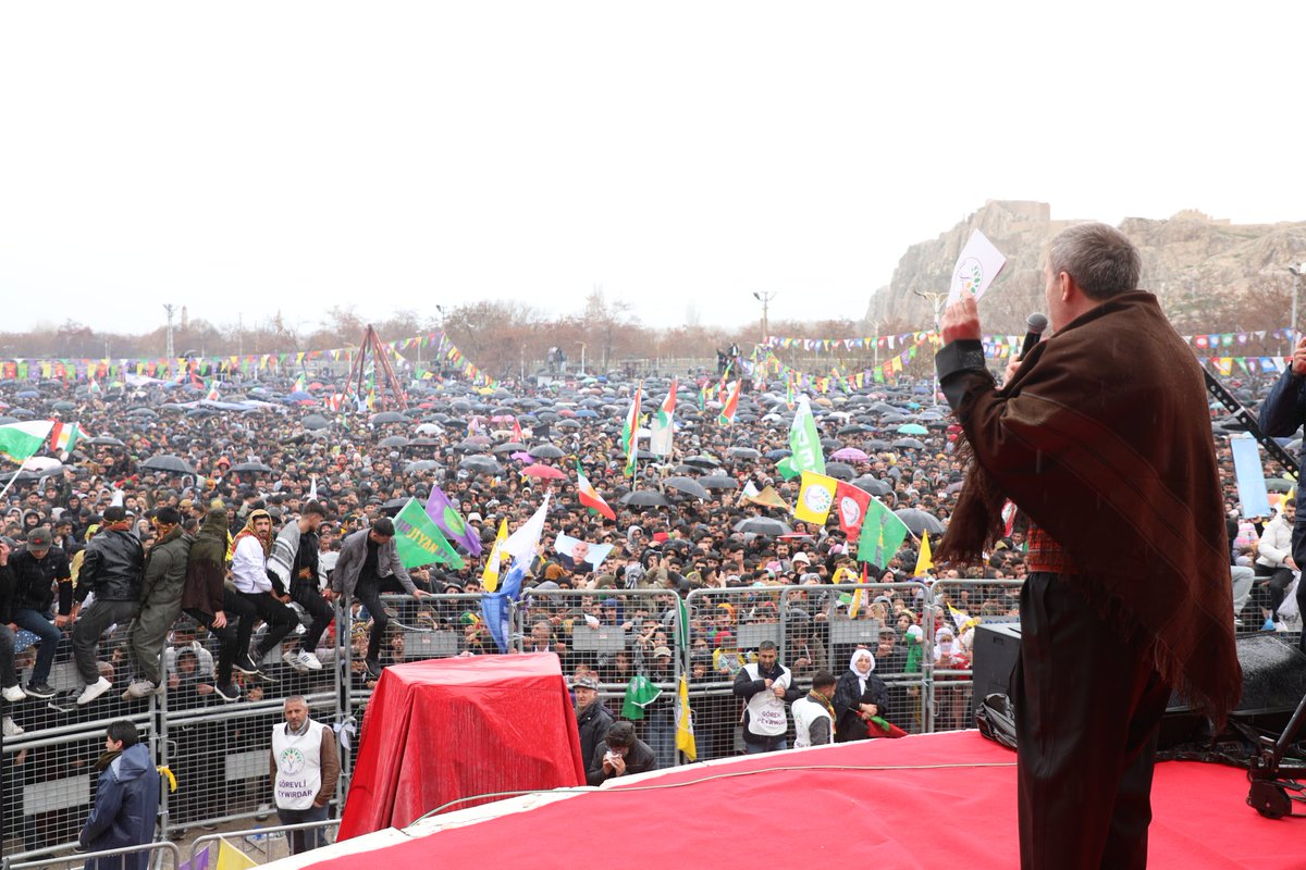 tuncerbakirhan's tweet photo. Me îro li Wanê ji bo azadî, aştî û demokrasiyê agirê Newrozê pêxist.

Newroz hêvî ye. Ev hêvî tu caran naqede. Ev têkoşîn nasekine. Ev Newroz dê bibe Newroza ronahiyê.

Newroz ateşini bugün Van’da yaktık. Newroz ateşi dün isyanın ateşiydi, bugün o ateş geleceği kurmanın, yeniden inşa etmenin ateşidir. Bu #Newroz geleceğin ve aydınlığın Newroz’u olacak.

#NewrozPîrozBe
