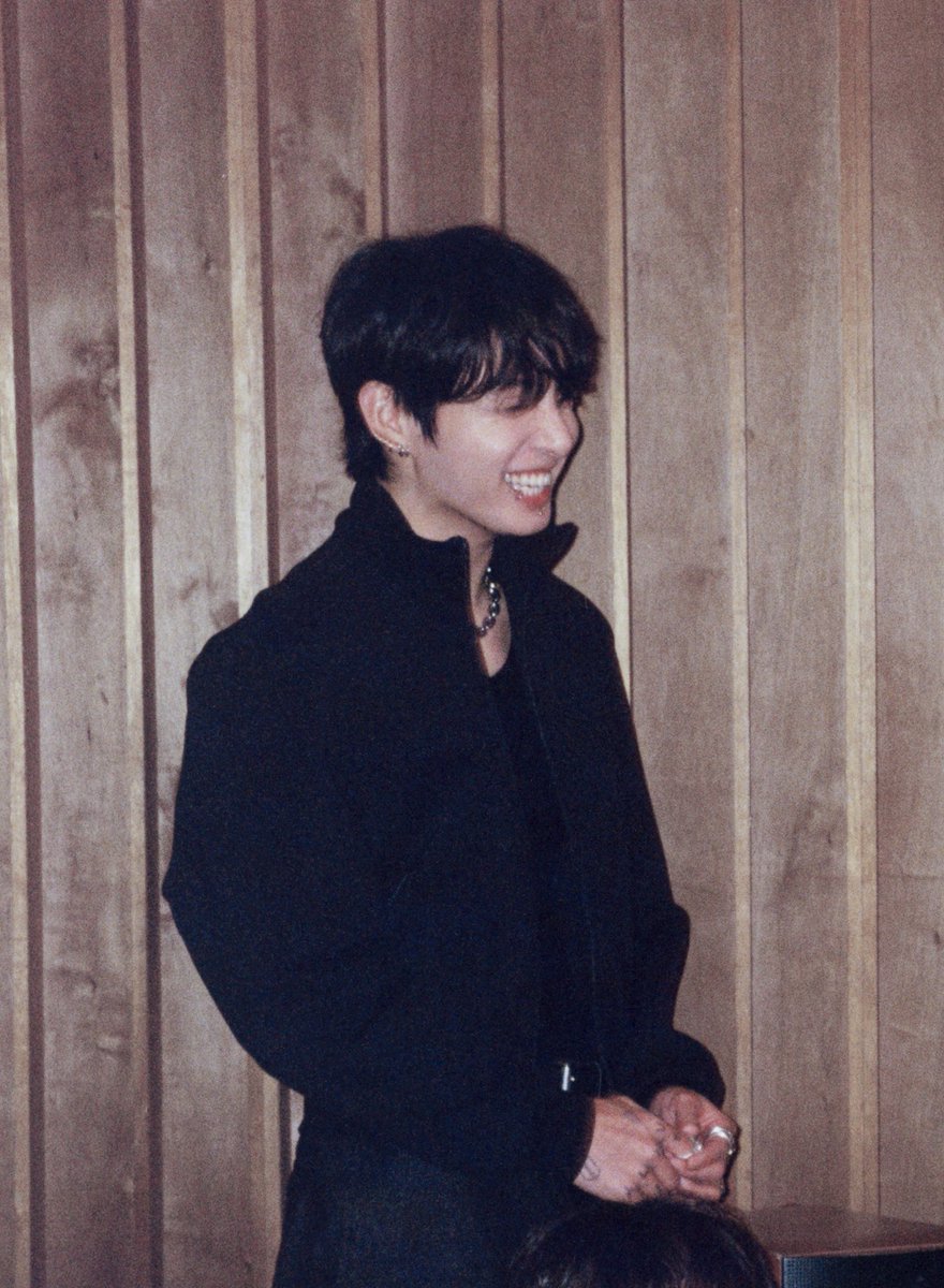 como pode ele me coisar todinha com esse sorriso que faz o rosto inteiro dele sorrir 😭