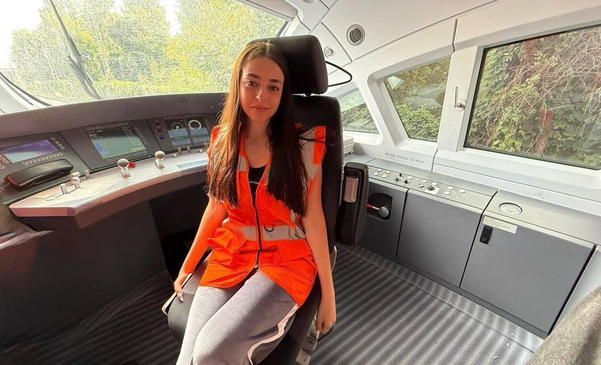 A railway tragedy in Odesa during last night's Russian attack: Ilona Vovk, a 19yo conductor, was killed.

With passenger trains now deliberately attacked, people are asked to evacuate during an attack. Ilona was helping people off, when a train in the opposite direction hit her.