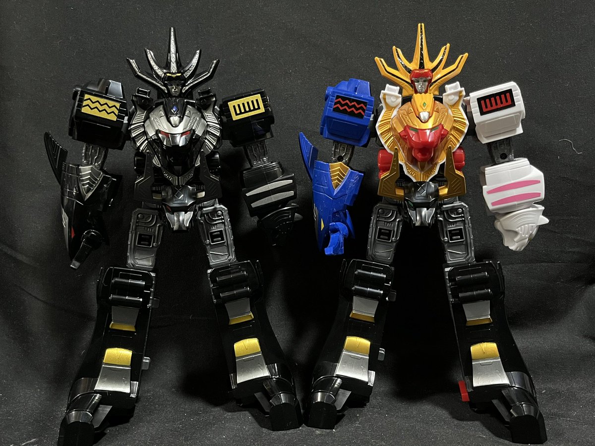 esdD9jiQwXvx9Zq's tweet photo. #DXROBO_UNIVERSE
誕生!ブラックガオキング!
黒いボディに赤と青に輝く眼光が妖しさを醸し出してて凄く良いですね!
通常ガオキングと比較してみたけど足だけはほぼ同じカラーリングかな? https://t.co/kmINSCyl3W