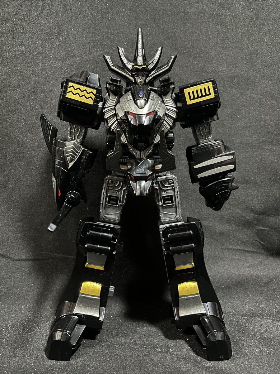 esdD9jiQwXvx9Zq's tweet photo. #DXROBO_UNIVERSE
誕生!ブラックガオキング!
黒いボディに赤と青に輝く眼光が妖しさを醸し出してて凄く良いですね!
通常ガオキングと比較してみたけど足だけはほぼ同じカラーリングかな? https://t.co/kmINSCyl3W