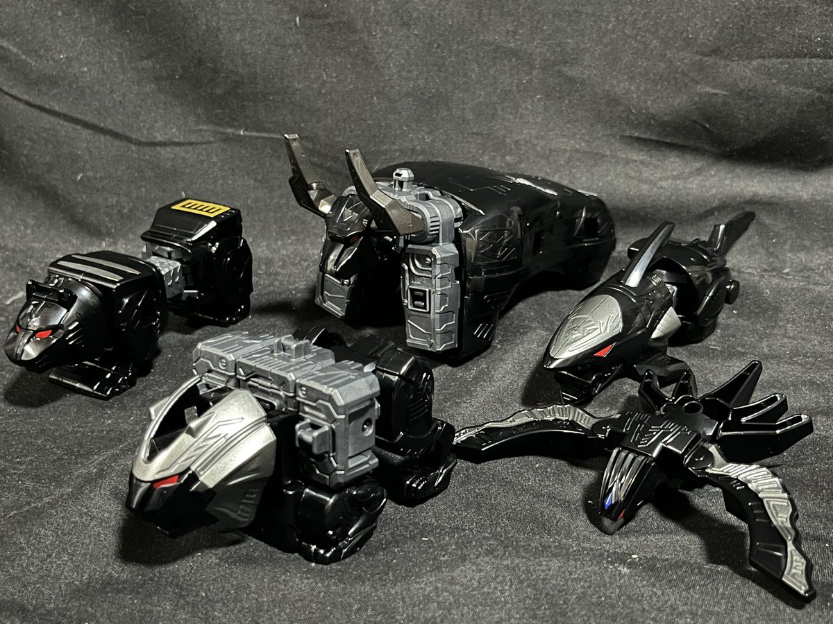 esdD9jiQwXvx9Zq's tweet photo. #DXROBO_UNIVERSE
誕生!ブラックガオキング!
黒いボディに赤と青に輝く眼光が妖しさを醸し出してて凄く良いですね!
通常ガオキングと比較してみたけど足だけはほぼ同じカラーリングかな? https://t.co/kmINSCyl3W
