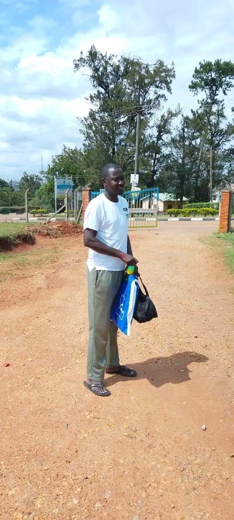 sadat_oonyu's tweet photo. ...he was last seen at the Kenya-Busia border, pacing up & down, mumbling to himself..any1 who knows his whereabouts pliz contact Coach Joshua of Elyon.. #sikyo π π π https://t.co/bZ6aL5btpT