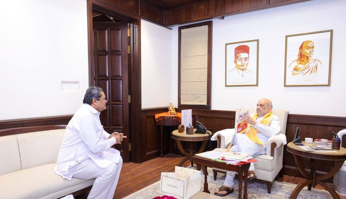 केंद्रीय गृह एवं सहकारिता मंत्री माननीय श्री अमित शाह जी से दिल्ली आवास पर मुलाकात ,आपकी ऊर्जावान कार्यशैली हम सब कार्यकर्ताओं के लिए प्रेरणा हैं।
माननीय गृह मंत्रीजी को GIVE UP अभियान के बारे में बताया ।
एक भारत ।
श्रेष्ठ भारत ।।
#homeminister #chanakya #bjp <a href="/AmitShah/">Amit Shah</a> #giveup