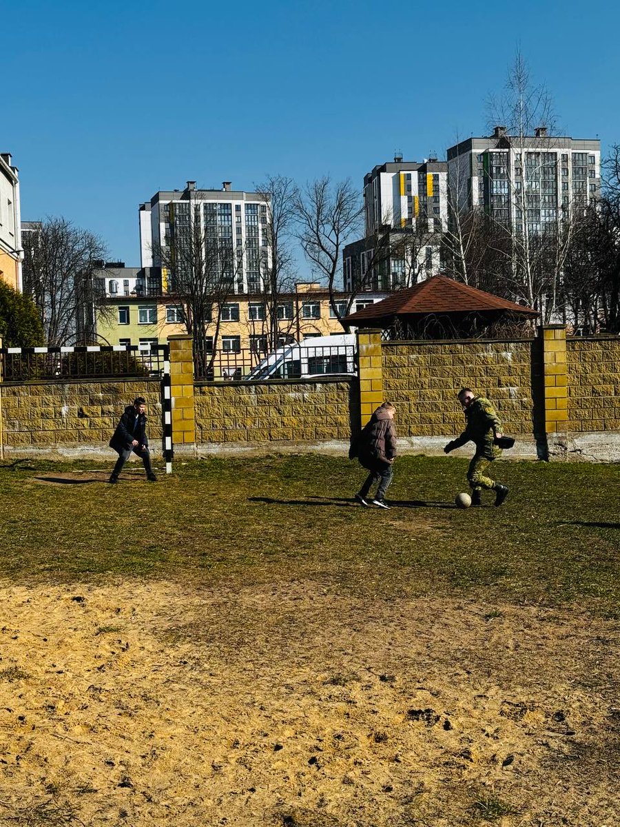 Ipsrbby's tweet photo. Граница добра

🏫Сегодня курсанты 1-го курса Института пограничной службы посетили социально- педагогический приют Ленинского района

🧩Для курсантов Института пограничной службы защита Родины начинается не с рубежей, а с заботы о тех, кто меньше и слабее. https://t.co/h3N5UAB1P7
