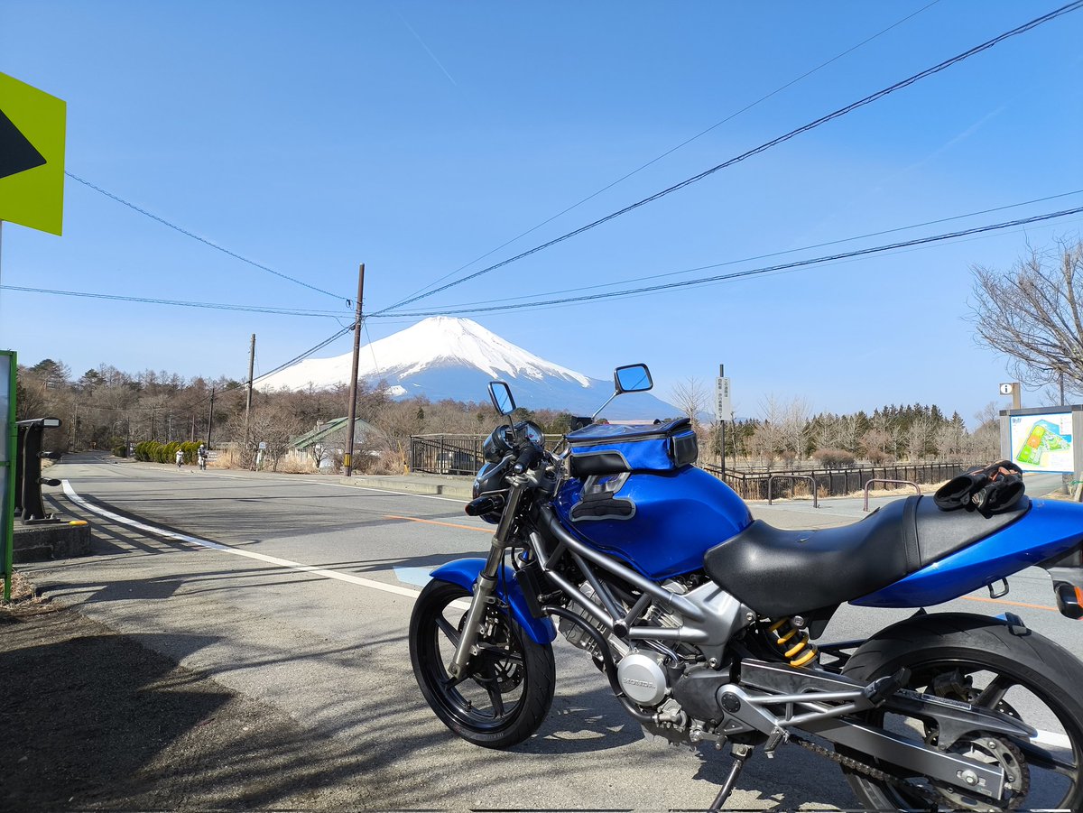 itousei1224's tweet photo. 今日は小さい方で、富士山一周
ついでに？富士宮焼きそば食べて来た
#ツーリング　#富士山　#五目しぐれ https://t.co/x0eleUxpBO