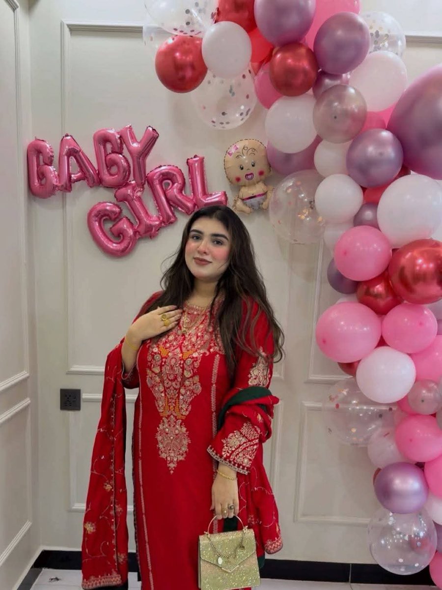 جنهن جي گول ڇاتين ۾ سنڌڙي انب
 جهڙو رس ڀريل آهي،
گلابي چپن تي ڳاڙهي ڪلر جي
لپسٽڪ امرت جي جام جو 
ڏيک ڏيندي آهي،
جنهن کي پنهنجي سڪل،
خشڪ چپن تي آڻڻ جي حسرت 
هانءُ چيريندي رهي ٿي..

نقلي منٽو