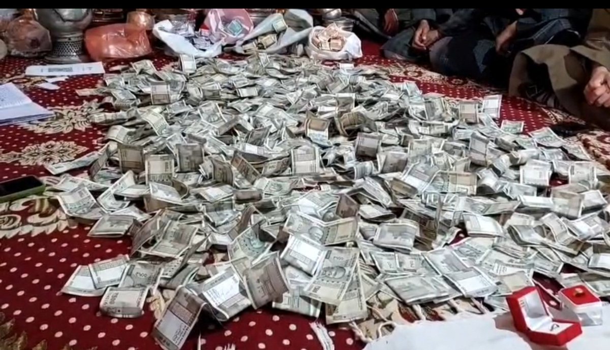 KNSKashmir's tweet image. #donation 

People of Ganderbal Kashmir donating #cash, #jewelry, #copper ware for #Iran amid the #Israel-#US war against the country.

#iran #IranWar #us #iranisraelwar