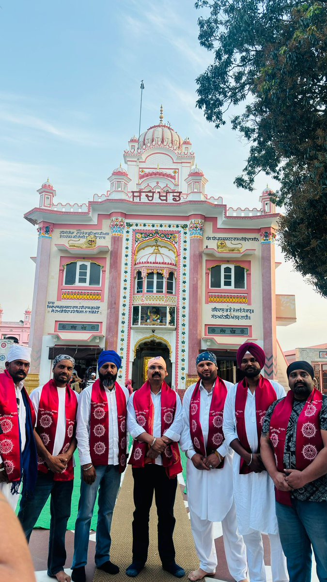 पंजाब के जनपद जालंधर के सुप्रसिद्ध डेरा सचखंड बल्लां में दर्शन करने का अवसर मिला। परम संत शिरोमणि गुरु रविदास जी महाराज के सिद्धांतों और मानवतावादी सोच को समर्पित यह पवित्र स्थान हमें जाति-पाति से ऊपर उठकर प्रेम और सेवा का संदेश देता है।
​गुरु घर में बैठकर जो सुकून मिला, उसे