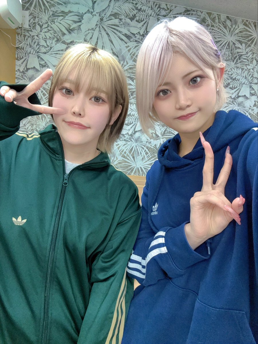 yuatyan_badivy's tweet image. 配信ありがとうございました！
初の全グループ 生配信参加できて嬉しかった❣

全身アディダス界隈でした！！
#DFES がついた投稿いっぱい上がってて嬉しい！
一般チケット発売初日から盛上げてくれてありがとう💗

まだな方はこちらから🌟
livepocket.jp/e/dfes2026

入金も忘れないようにね！