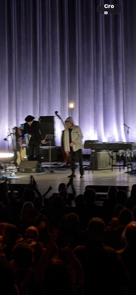 wetnewports's tweet photo. i saw bob dylan in omaha last night and he wore a nike tech, hood up, for the whole show https://t.co/LV5Jx1jUYB