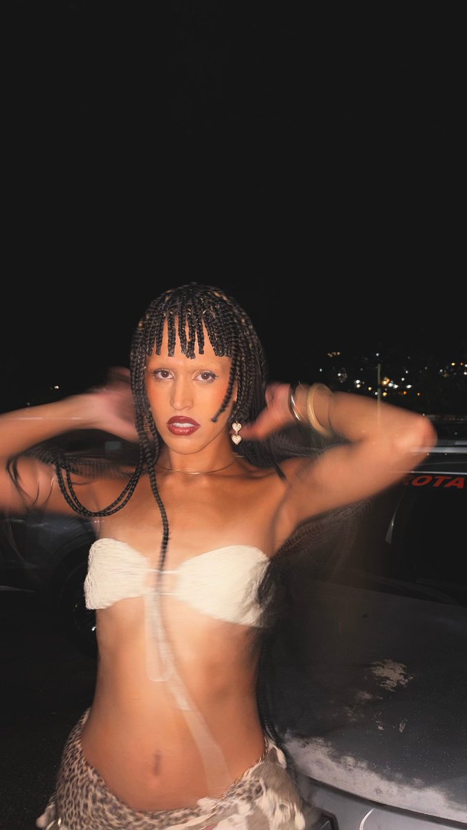 travesti de um peito só tweet media