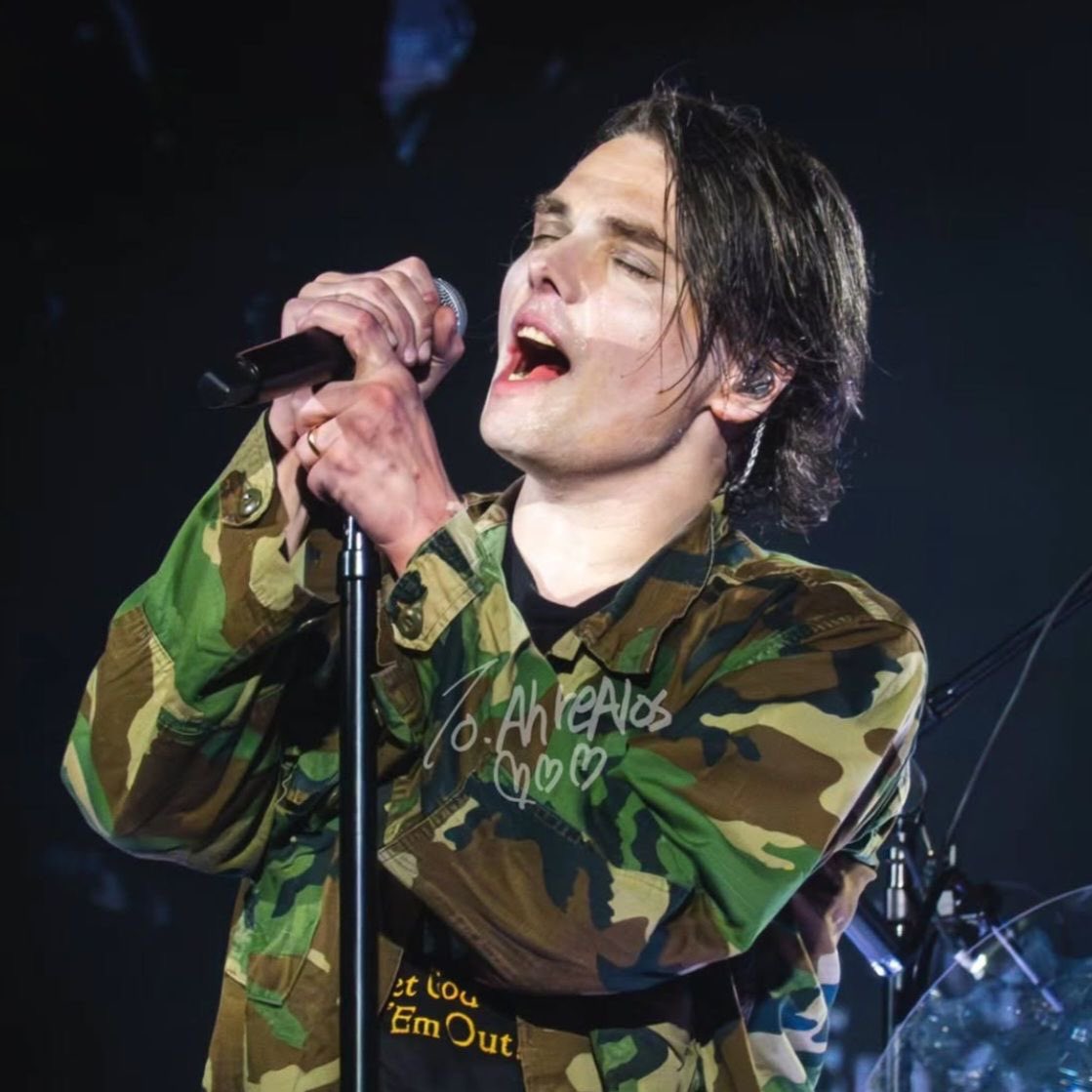 daily gerard way neck tweet media