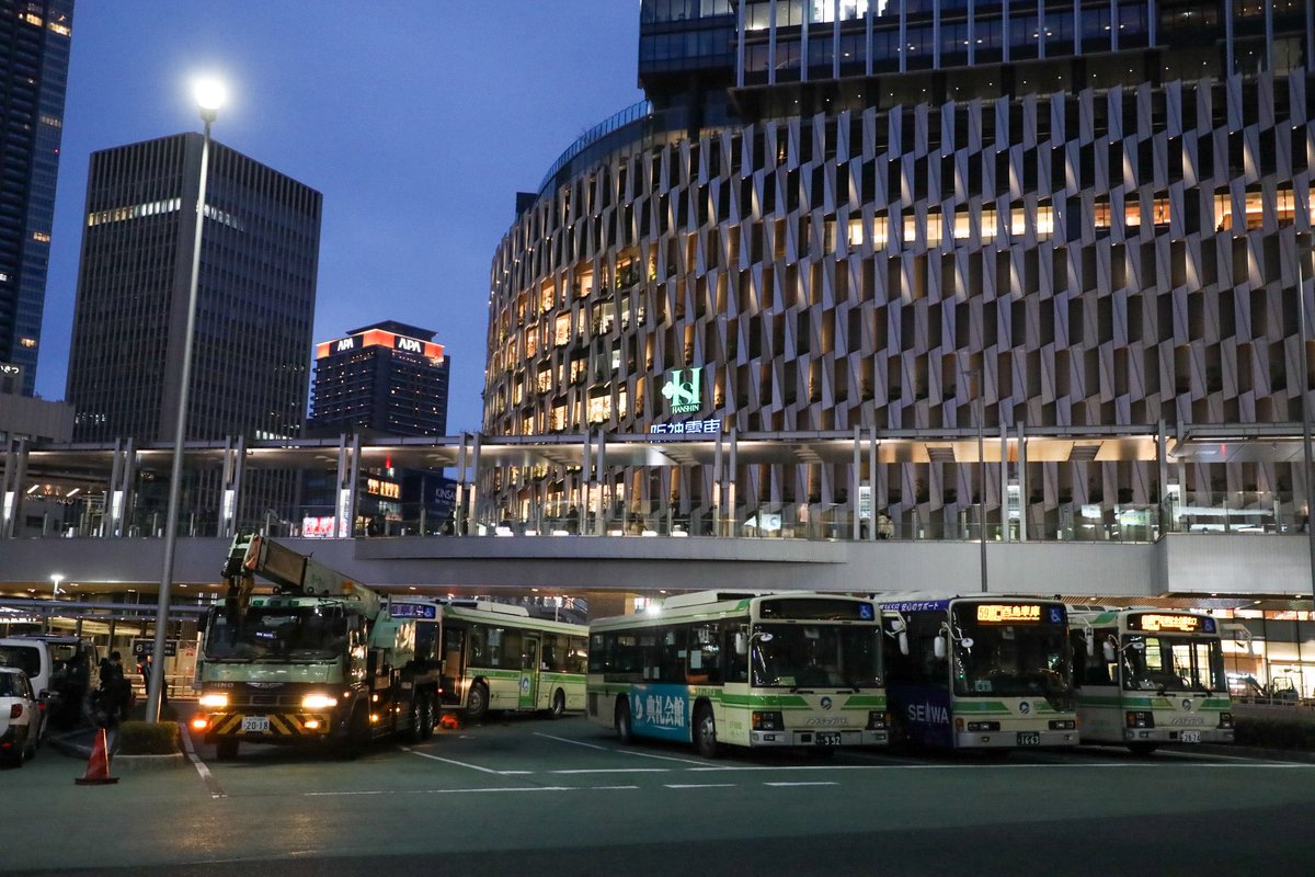Semi_Express145's tweet photo. 起きたらなんかシティバスが街灯にシバかれてたから飛び起きて大阪駅へ
レッカーで搬出されて行った
大阪シティバス中津営業所36-0806 https://t.co/t6hHsbtdQn