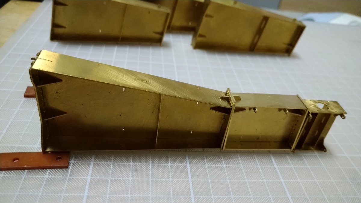 JCW-1800Kの脚

搬送時はひっくり返すのか🤔