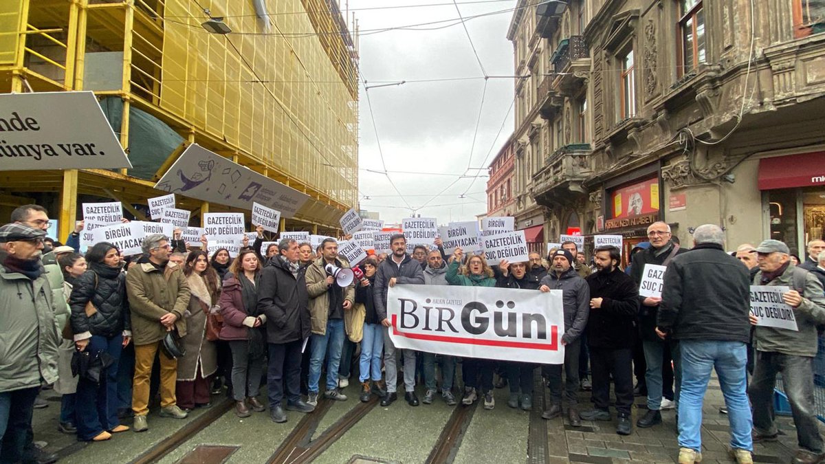 BirGun_Gazetesi's tweet photo. Muhabirimiz İsmail Arı'nın gözaltına alınmasının ardından İstanbul'da basın açıklaması gerçekleştirildi

BirGün yazarı Timur Soykan, "İsmail Arı susmayacak. İsmail Arı'yı korkutamayacaklar" dedi

Gazeteci Hilmi Hacaloğlu, "İsmail uzun zamandır çok önemli haberlere imza atıyordu ve hedef alındığını görüyorduk" ifadelerini kullandı

Yapılan basın açıklamasında, "Meslektaşımız İsmail Arı’yı serbest bırakın" çağrısı yapıldı

https://t.co/COkts0c9bh