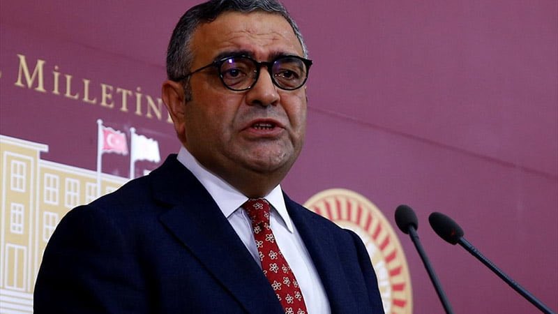Emekli Albay Orkun Özeller, Sezgin Tanrıkulu üzerinden CHP yönetimine yüklendi:

“Bazı şeyleri hoş görerek muhalefete yüklenmeyelim diyebilirsiniz. Ama Sezgin Tanrıkulu’nun bir CHP vekili ve temsilcisi olarak bu kaçıncı terör seviciliği kabul edilemez.
 
CHP, terörist sevici
