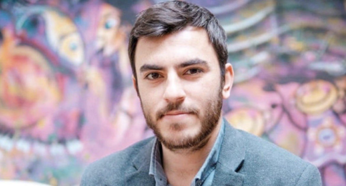 İsmail Arı'dan mesaj var: Üç ay önceki bir video nedeniyle gözaltına alındım. Bayram ziyaretinden akşam alınıp 450 km kat edip Ankara'ya getirildim. Dosyama yeni twitler ve eski videolarım eklenmeye devam ediyor. Sanıyorum ki tutuklanmam için dosya şişirilmek isteniyor. Zaten son