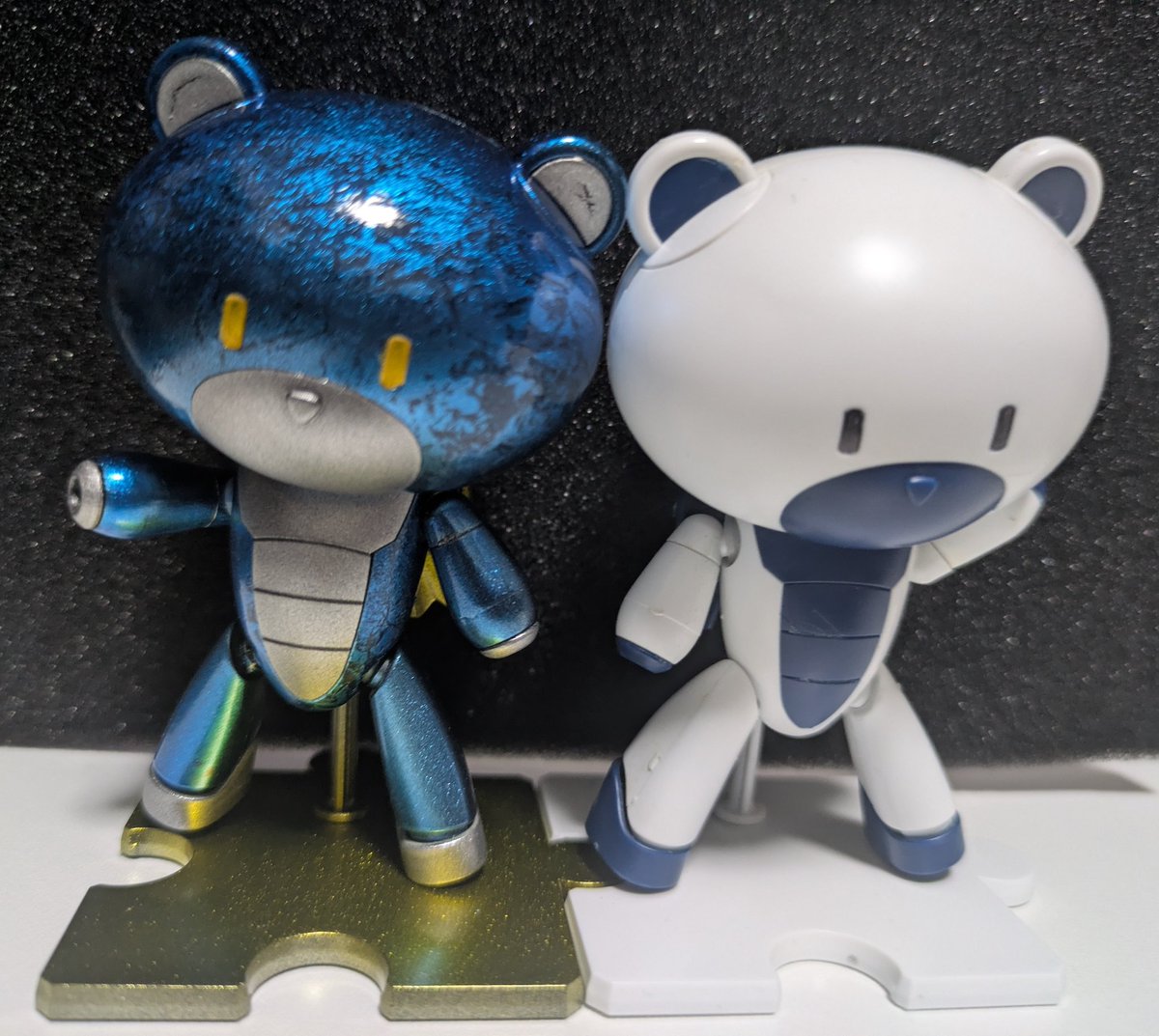 sarada_spoon's tweet photo. プチッガイ塗ったよー(青い方)
ガンべ限定色と並べて飾っとくわ
そのうち5体ならべてなきゃ https://t.co/pZUyQFpYsC