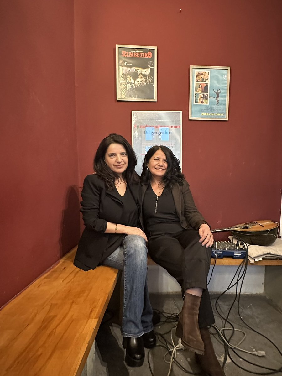 bejanmatur's tweet photo. Ben, yazısı gibi olan yazarları tanımaktan hep mutlu olmuşumdur.  Kirsty Bell tam da ‘Dip Akıntıları’ kitabında hissettiğimiz derin, sakin, kalpli haliyle bize nefis bir program yapma imkanı verdi. 
Berlin Kültür Senatosu destekli ‘Dil Gezginleri/Sprachwandererinnen’ 
Edebiyat söyleşileri dizimizin bu haftaki konuğuydu Bell.
Programın modaratörlüğünü büyük bir keyifle üstlendim.
Bir şehre nasıl bakılabileceği konusunda yepyeni bir perspektif sunan Kirsty Bell’i yakından tanımak güzeldi.Kirtsy’e programımıza katıldığı ve benim için çok çok değerli olan kitap imzası için sonsuz teşekkürler.
Ayrıca sevgili Menekşe Toprak ve ruhlu, akıcı çevirisi ile kalplerimizi mest eden Pınar Köprücü’ye teşekkür ederim.