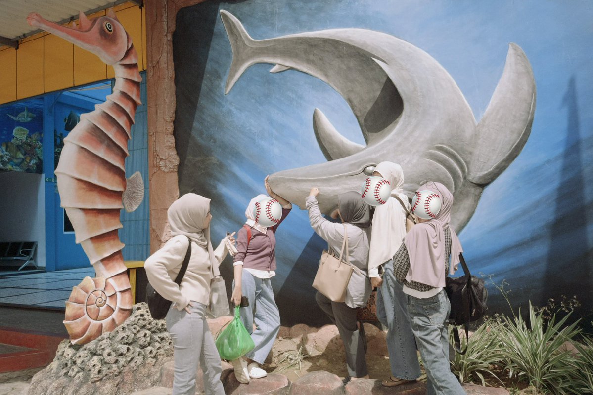 la place tweet media