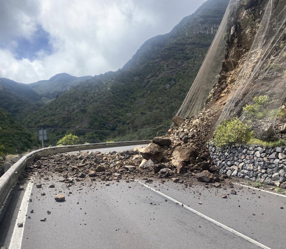 CabildoLaGomera's tweet image. 🚨#emergencias | [13:45h] Desprendimiento en la GM-1 en el PK-14 en el acceso a Hermigua.

🚧 Operativo de carreteras actuando en la zona.

☎️ Ante cualquier incidencia llamar al 112 o al 922141501.