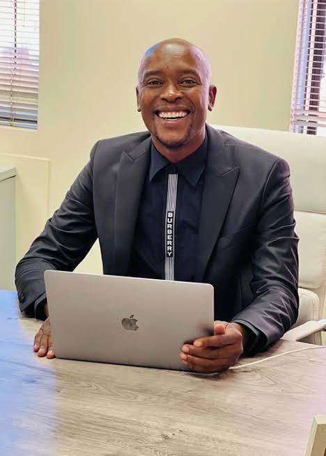 Man’s NOT Barry Roux tweet media