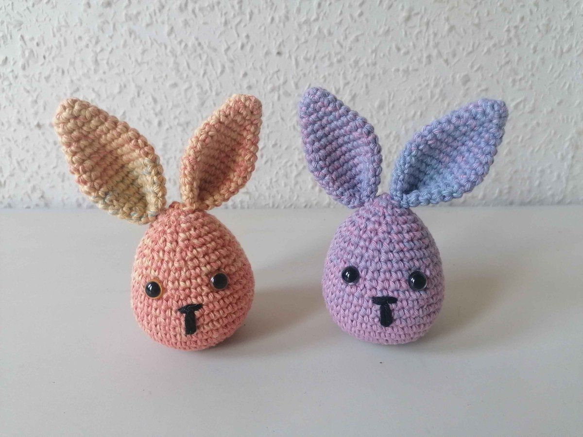 Die beiden süßen stammen übrigens aus dem gleichen Knäul :)
Sehr schöner Farbverlauf, aber wohl eher für größere Sachen gedacht^^

Unterstützt mich gern mit Like &amp; Retweet! 
#häkeln #crochet #amigurumi #handarbeitsclub