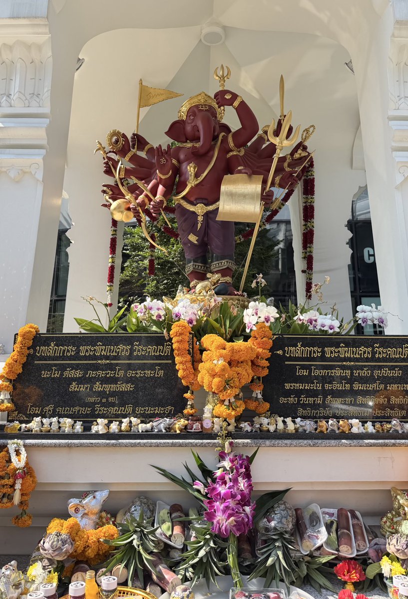 ใครนับถือพระพิฆเนศ อยากให้ลองมาไหว้ที่ตึก The Rice แยกสะพานควายนะ ที่นี่ยังไม่แมส คนไหว้ยังไม่เยอะเท่าที่อื่น เผื่อองค์พ่อคิวยังไม่เยอะ