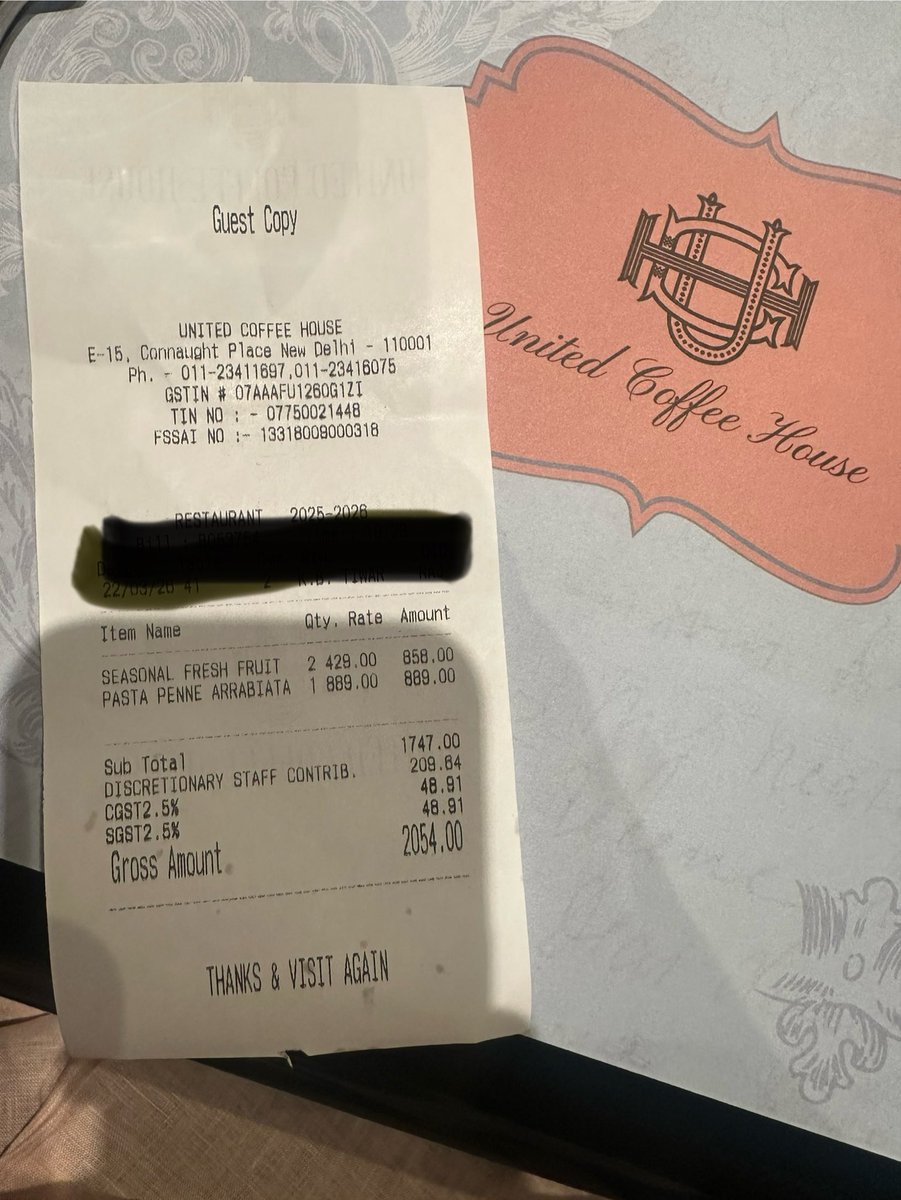 Restaurant bill में ‘Discretionary Staff Contribution’ जोड़कर उसे लगभग अनिवार्य बना देना-क्या यह सही है?

Discretionary का अर्थ है आपकी इच्छा। फिर बिना पूछे इसे बिल में क्यों जोड़ा जा रहा है?

क्या इस पर सरकार या उपभोक्ता प्राधिकरण कोई कार्रवाई करते हैं, या यह ‘छिपा हुआ शुल्क’
