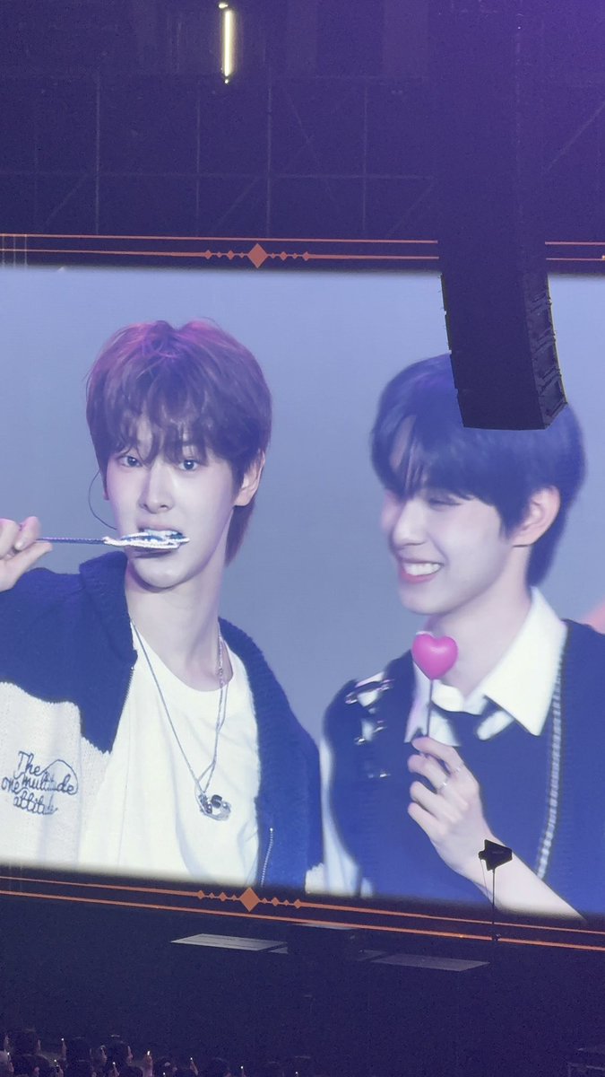 teyci7's tweet photo. 우진님 실물 처음 봤는데
잘생기셨네요 https://t.co/Zors0w5XmP