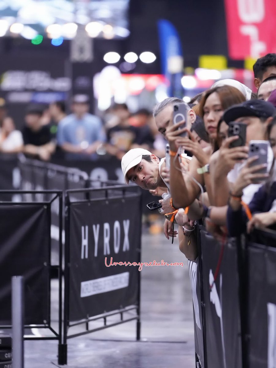 ถ้าคูมพี่จะยื่นตัวมาเบอนี้ คูมพี่ก็ข้ามรั้วมาช่วยน้องดึง sled เลยค่ะ //เอ็นดูววว 😂