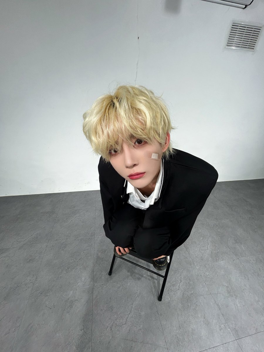 나 다쳤엉, 호 해줘🩹

#LAVIN #래빈 
#사랑하고싶지않아